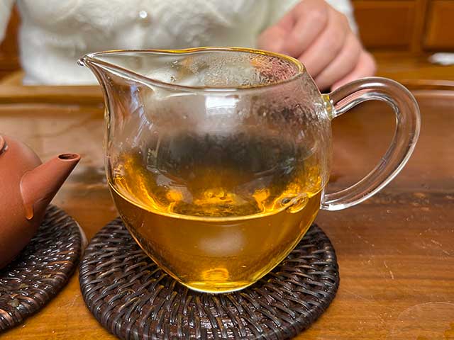 图为2003年下关特级青饼铁饼品鉴第九道茶汤