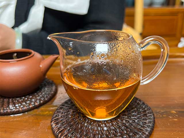 图为紫玉茶厂2006年忙肺老茶品鉴第2道茶汤
