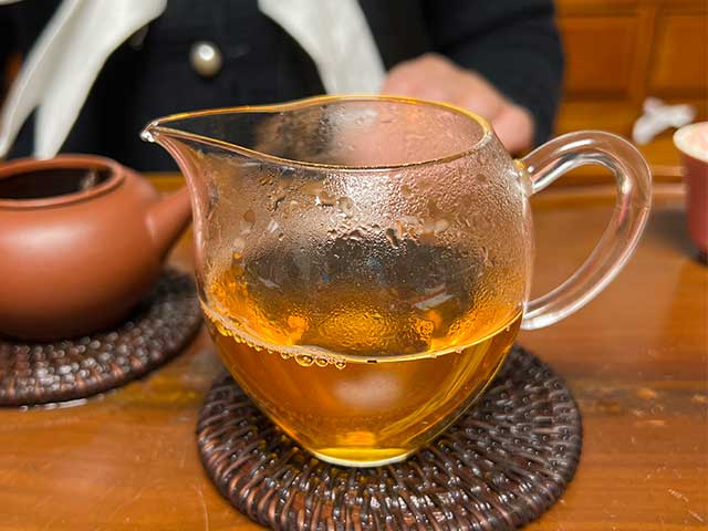 图为紫玉茶厂2006年忙肺老茶品鉴第4道茶汤