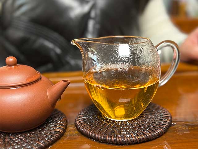 图为2003年商检版301批次7542青饼品鉴第3道茶汤