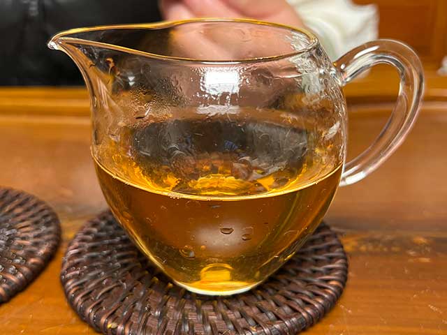 图为紫玉2005忙肺古树春尖400克饼洗茶润茶头道汤体