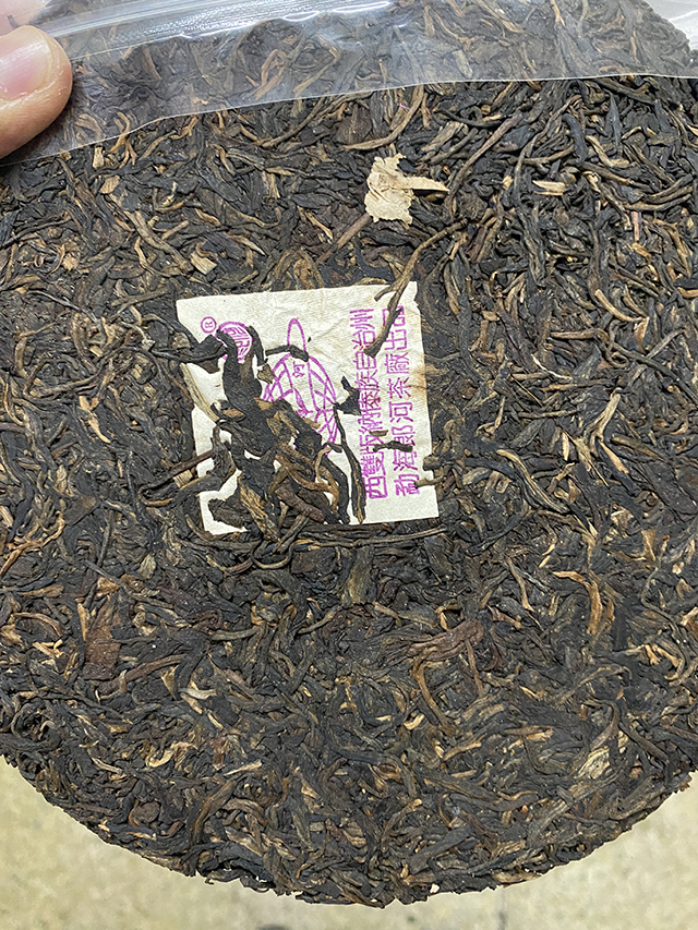 图为广州仓郎河98六山特制青饼