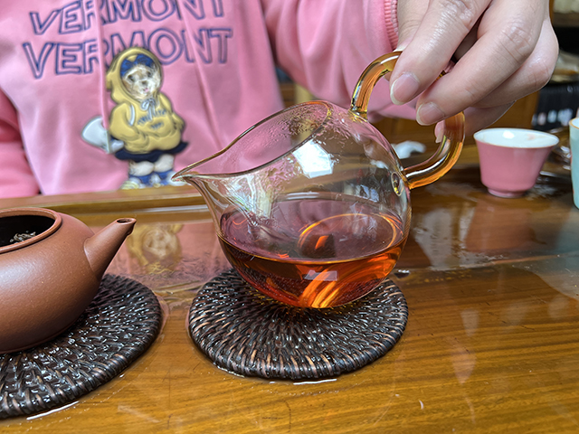 图为广州仓郎河98六山特制青饼