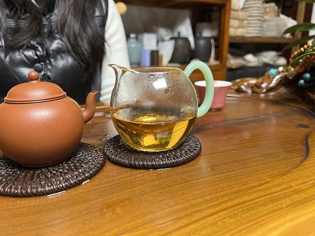 图为双花正德2004年易武名茶(洗茶、润茶,头道茶汤)