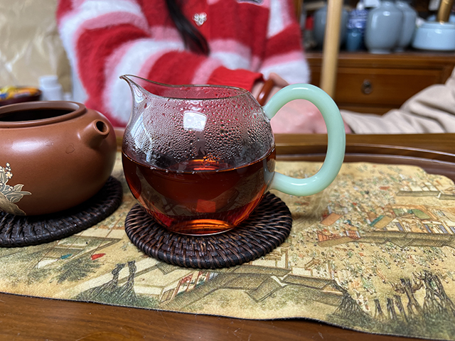 图为云南省勐海茶厂革命委员会500克砖熟茶