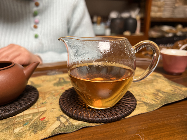 图为90年代末乙级苹果绿青饼品鉴第二道茶汤