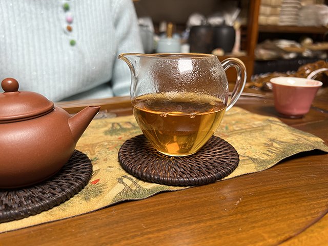 图为90年代末乙级苹果绿青饼品鉴第三道茶汤