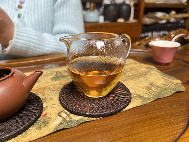 图为90年代末乙级苹果绿青饼品鉴第四道茶汤
