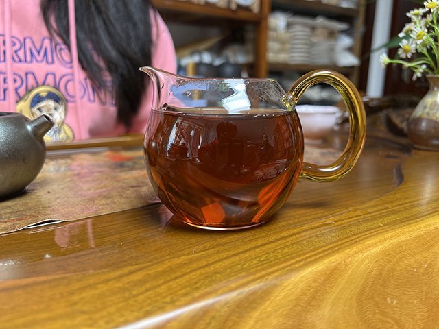图为90年代7572黄印老熟茶