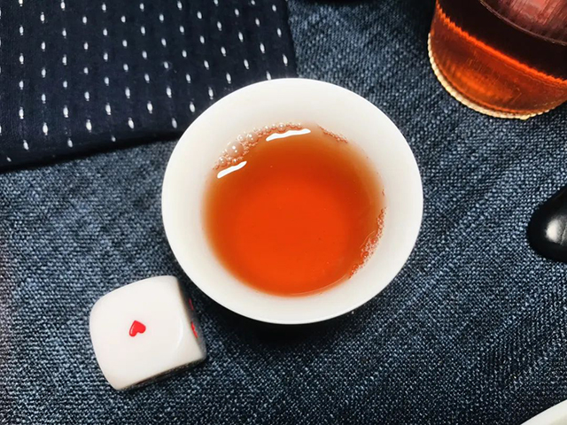 八角亭2005年乔木茶王青饼