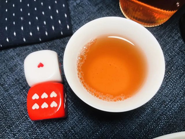 八角亭2005年乔木茶王青饼