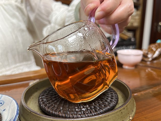 图为80年代末下关双飞红印铁饼
