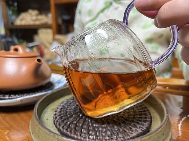 图为90年代绿印金花青饼
