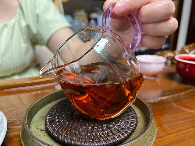 陈香、糯甜、米汤感!这款80年代鸿泰昌远年七子饼茶熟茶,喝一口就上瘾