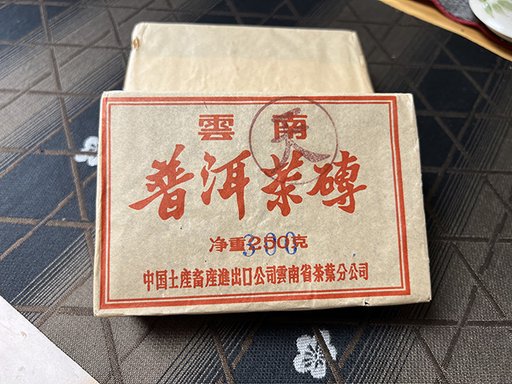 图为1986年紫天普洱茶砖300克