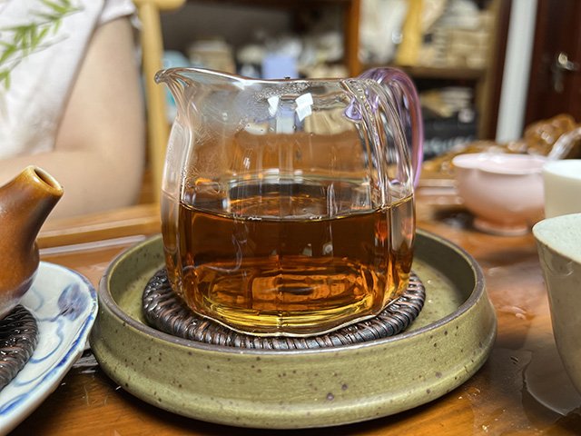 图为1986年紫天普洱茶砖300克