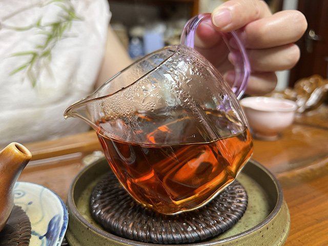 图为1986年紫天普洱茶砖300克