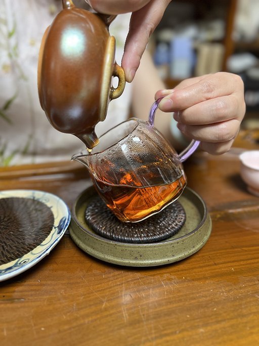 图为1986年紫天普洱茶砖300克