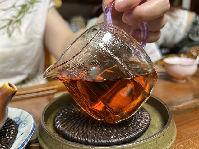 图为1986年紫天普洱茶砖300克
