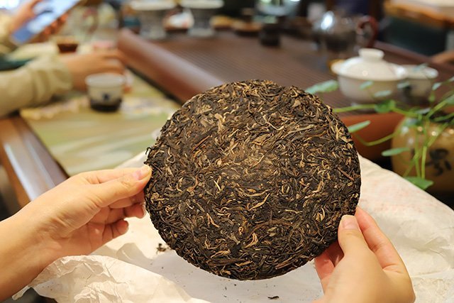 图为鸿福茶厂刮风寨绿大树易武正山古树茶