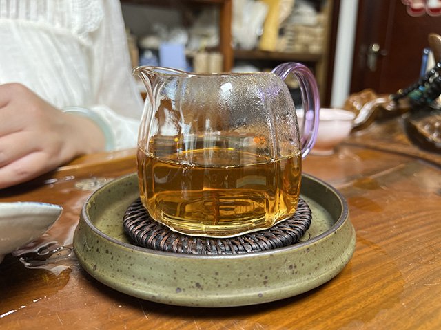 图为鸿福茶厂刮风寨绿大树易武正山古树茶