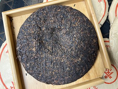 图为80年代鸿泰昌远年七子饼茶熟茶