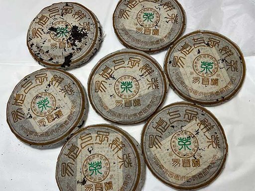 图为2003年易昌号易武青饼极品400克大饼