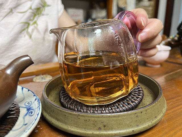 图为2003年易昌号易武青饼极品400克大饼