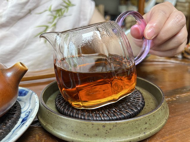 图为80年代末下关双飞红印铁饼