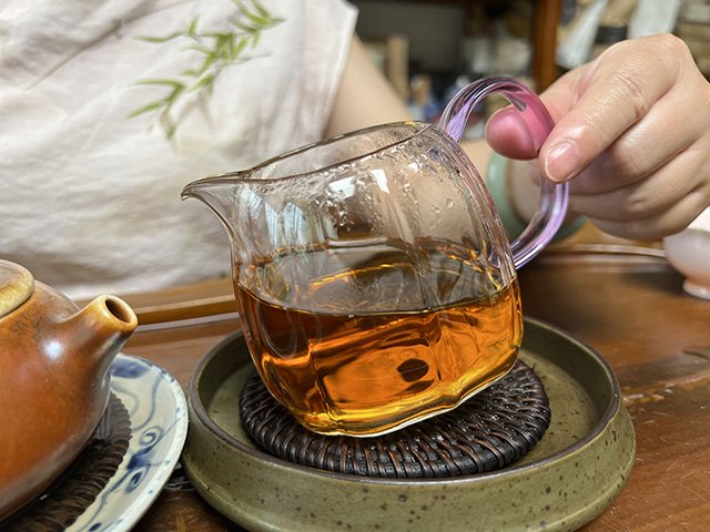 图为80年代末下关双飞红印铁饼