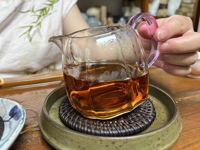 图为80年代末下关双飞红印铁饼