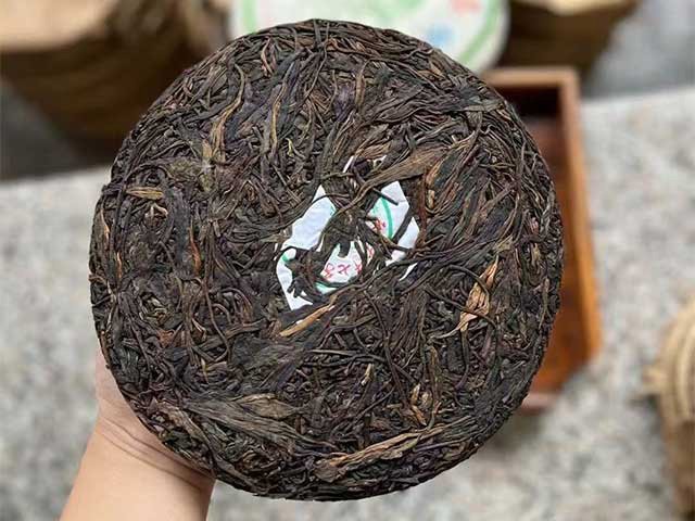 图为冰岛茶叶精制厂2008年冰岛青饼