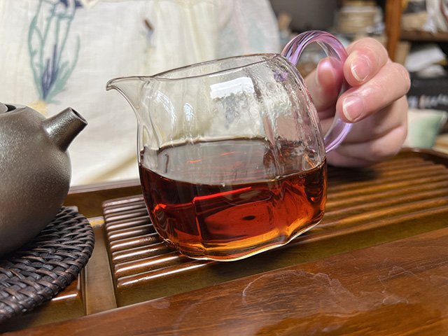 图为80年代鸿泰昌远年七子饼茶熟茶