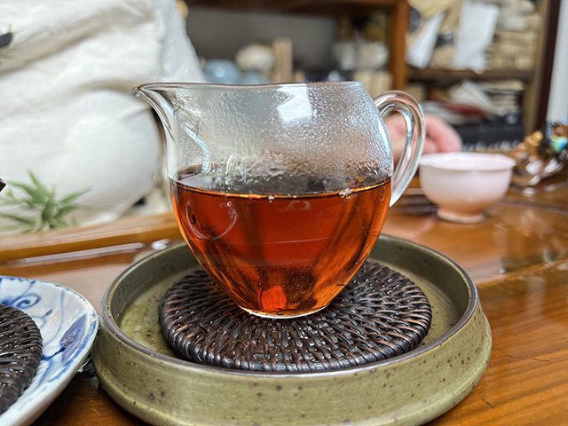 图为80年代鸿泰昌远年七子饼茶熟茶