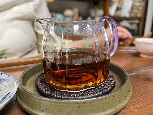 图为80年代鸿泰昌远年七子饼茶熟茶