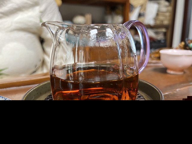 图为80年代鸿泰昌远年七子饼茶熟茶