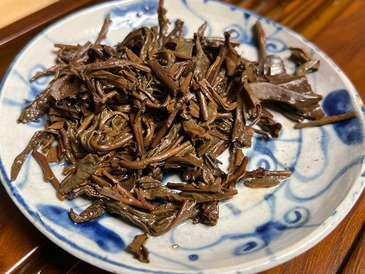 图为沙河茶厂东半山90年代老冰岛茶