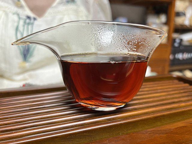 图为宜良茶厂2002年宫廷贡饼熟茶