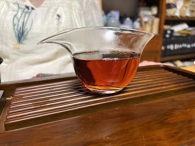 图为宜良茶厂2002年宫廷贡饼熟茶