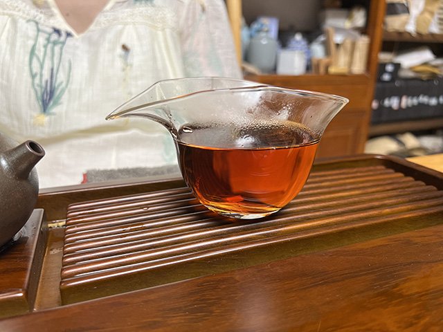 图为宜良茶厂2002年宫廷贡饼熟茶