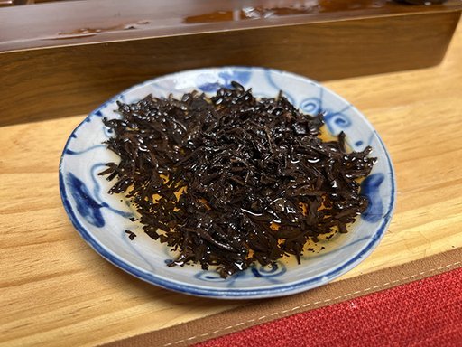 图为宜良茶厂2002年宫廷贡饼熟茶