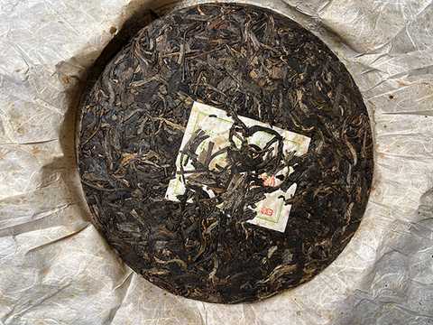 图为紫玉2006年忙肺古树茶400克饼