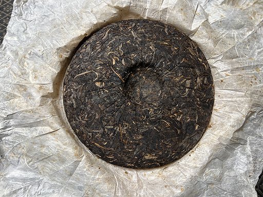 图为紫玉2006年忙肺古树茶400克饼