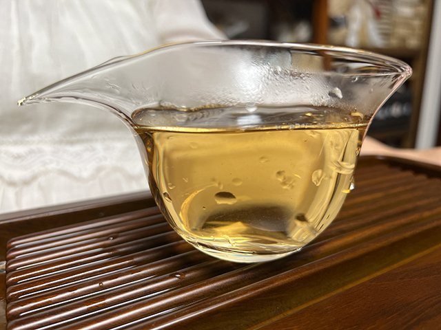 图为郎河2000年易武熊猫饼生茶