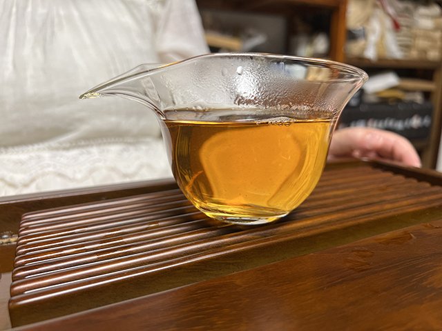 图为郎河2000年易武熊猫饼生茶