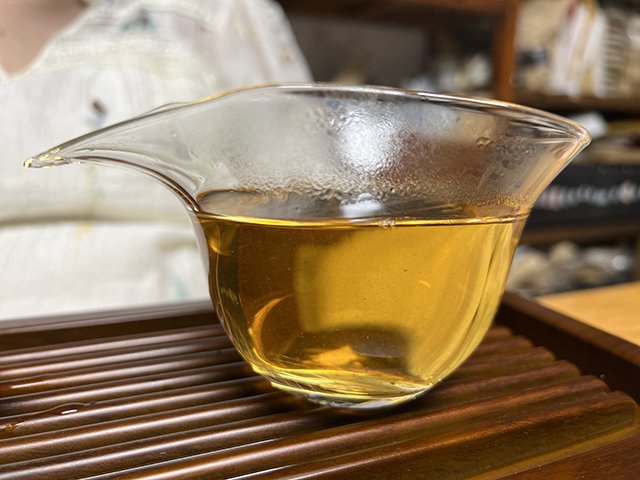 图为勐海茶厂2000年苹果绿青饼