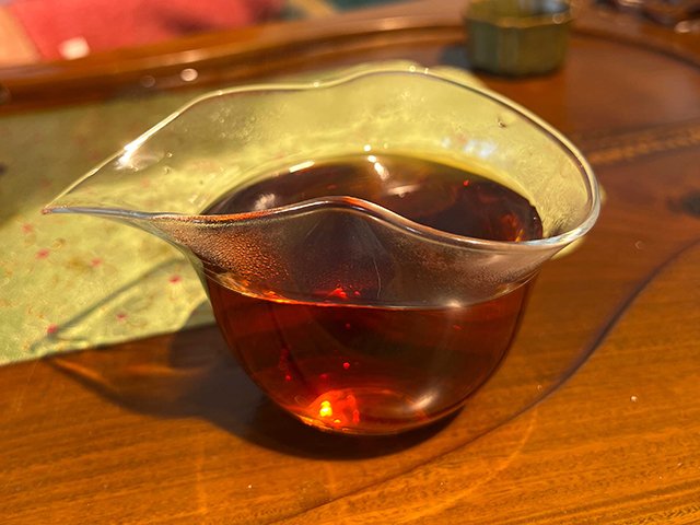 图为1993年勐海茶厂水蓝印青饼