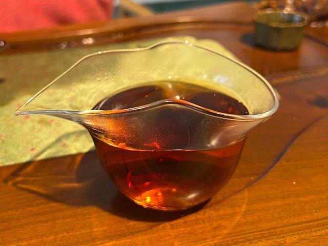 图为1993年勐海茶厂水蓝印青饼