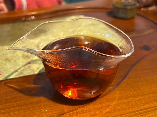 图为1993年勐海茶厂水蓝印青饼