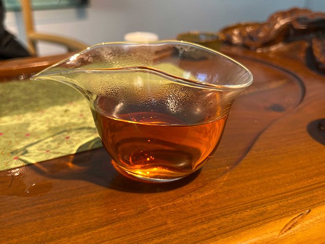 图为1993年勐海茶厂水蓝印青饼